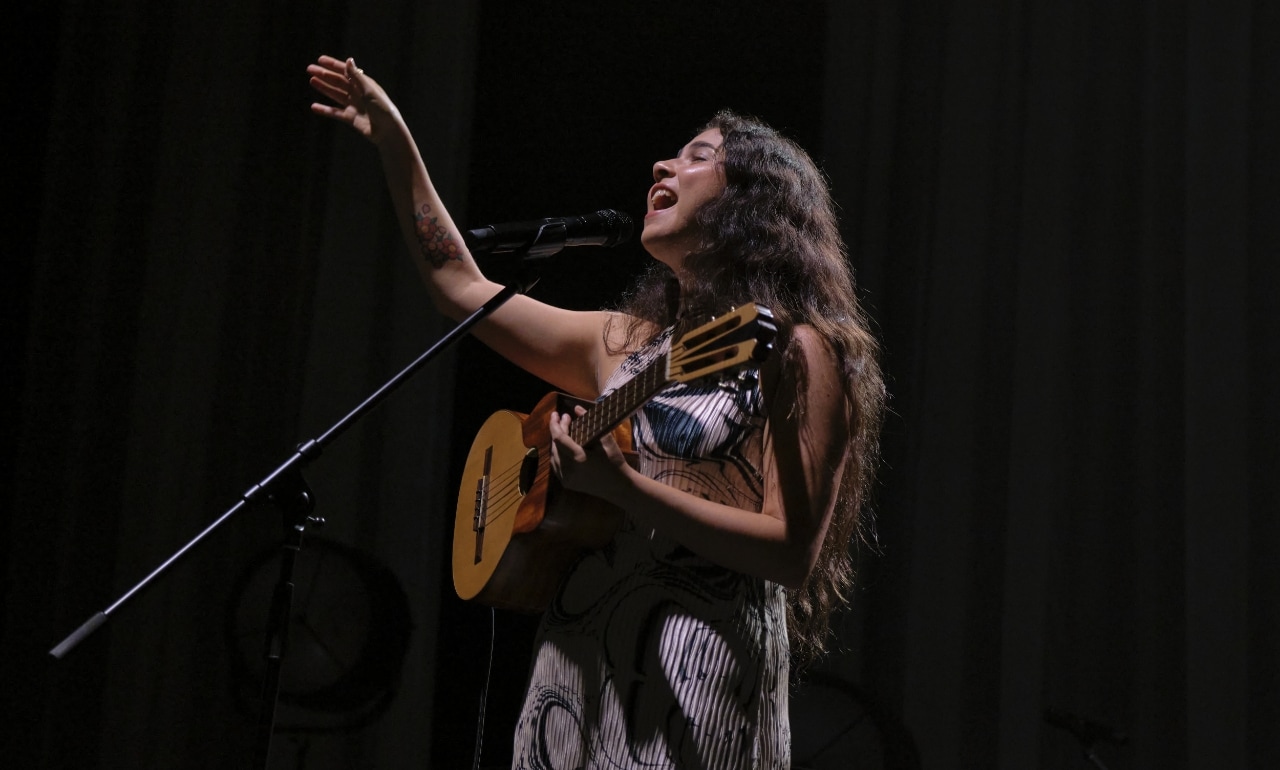 Silvana Estrada debuta'Como un pájaro' y acompaña a Laufey en el Teatro Metropólitan - Hollywood Reporter